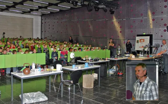 Bild: Rätsel, Zauber und Illusionen begeistern 400 kleine Akademiker der KinderHochschule