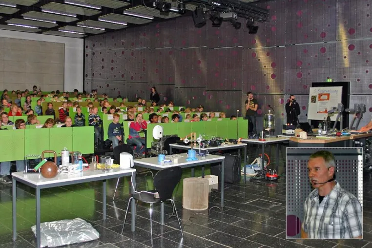 Bild: Rätsel, Zauber und Illusionen begeistern 400 kleine Akademiker der KinderHochschule