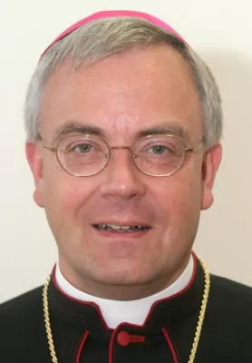 Bild: Weihbischof König in der Stiftskirche