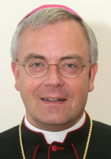 Bild: Weihbischof König in der Stiftskirche