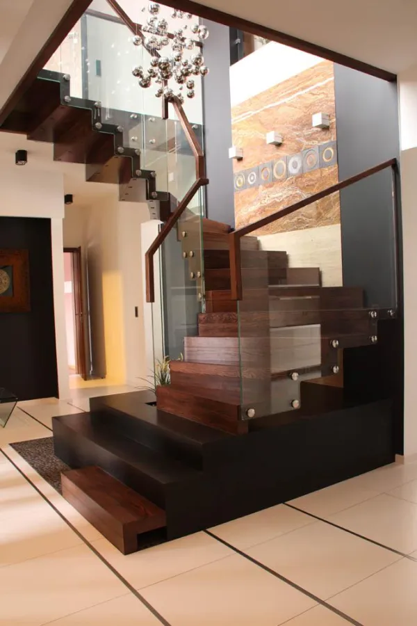 Die Tritt- und Setzstufen gehen bei der Faltwerktreppe nahtlos ineinander über. Das erzeugt die Opti