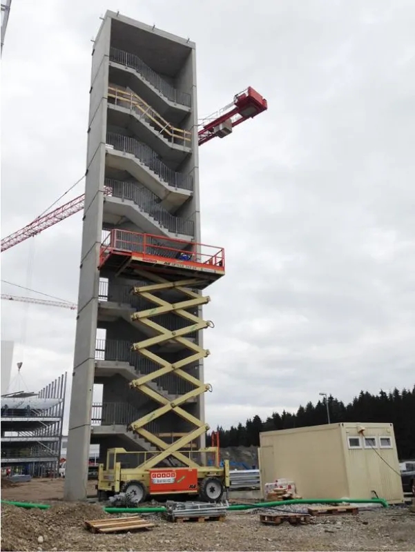 Wichtig für die Anmietung: der Korb der Liftlux 203-24 ist breiter als der Treppenturm.