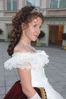 Bild: Hairdreams stattet osterreichische „Kaiserin Sisi“ aus