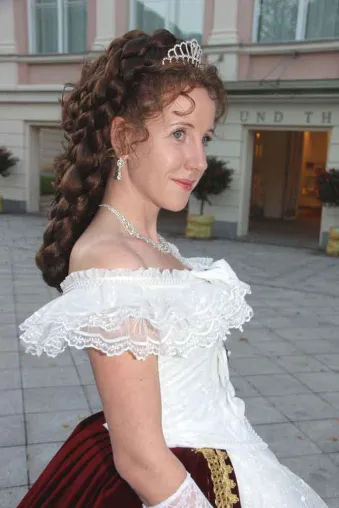 Bild: Hairdreams stattet osterreichische „Kaiserin Sisi“ aus