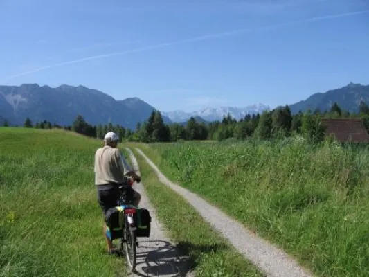 Bild: Auf den Spuren der Römer durchs Blaue Land: Neuer Rundweg lädt zur Zeitreise mit Zugspitz-Blick