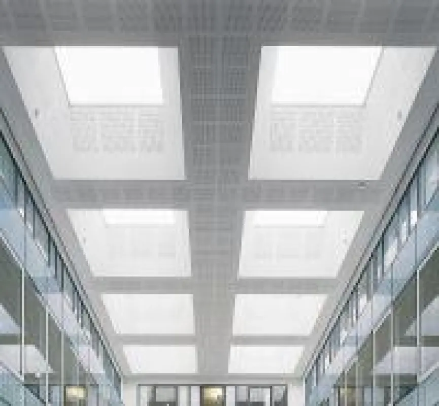 Für Kommunal- und Wohnbau: JET-Lichtkuppel-Glas jetzt auch mit RWA-Funktion.