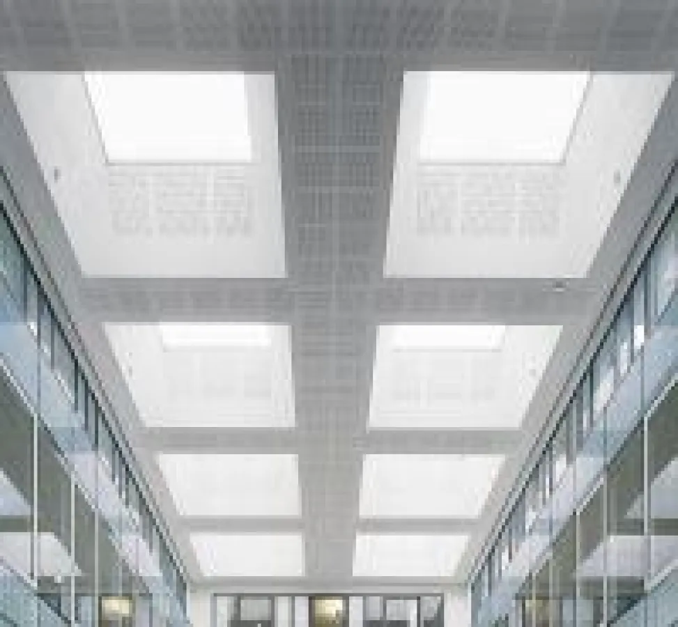 Für Kommunal- und Wohnbau: JET-Lichtkuppel-Glas jetzt auch mit RWA-Funktion.