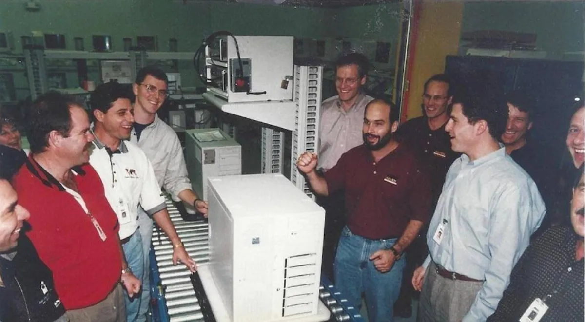 Michael Dell und sein Team mit dem ersten PowerEdge-Server. (Bild: Dell)