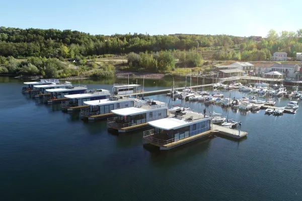 Bild: Sachsen-Anhalt - Insgesamt 16 Hausboote hat die floating house GmbH seit 2017 an den Geiseltalsee geliefert