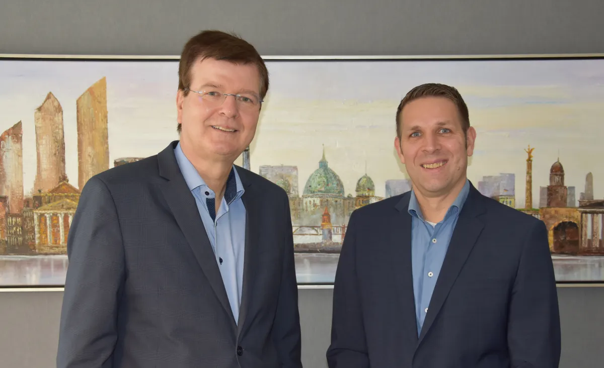 von links nach rechts: Ulrich Koschützki, Tobias Landstorfer (© Wohnungsbaugenossenschaft “Humboldt-Universität“ eG )