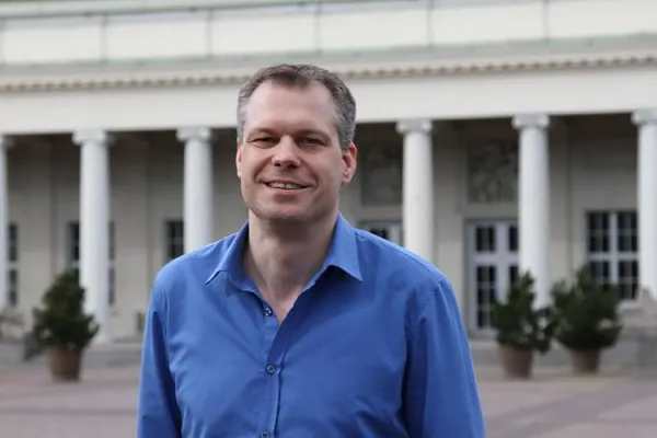 Bild: Schachgroßmeister Schmaltz trainiert Neumühler Schachspieler