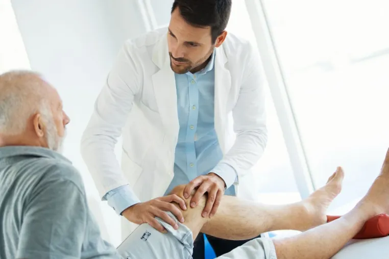 Schmerzhaftes Treppensteigen: Warum Knieschmerzen bei Arthrose doppelt weh tun. Bild: Schmerzhaftes Treppensteigen: Warum Knieschmerzen bei Arthrose doppelt weh tun.