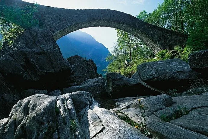 Mythos Gotthard und Tessiner Salami binden. Bild: Mythos Gotthard und Tessiner Salami binden.