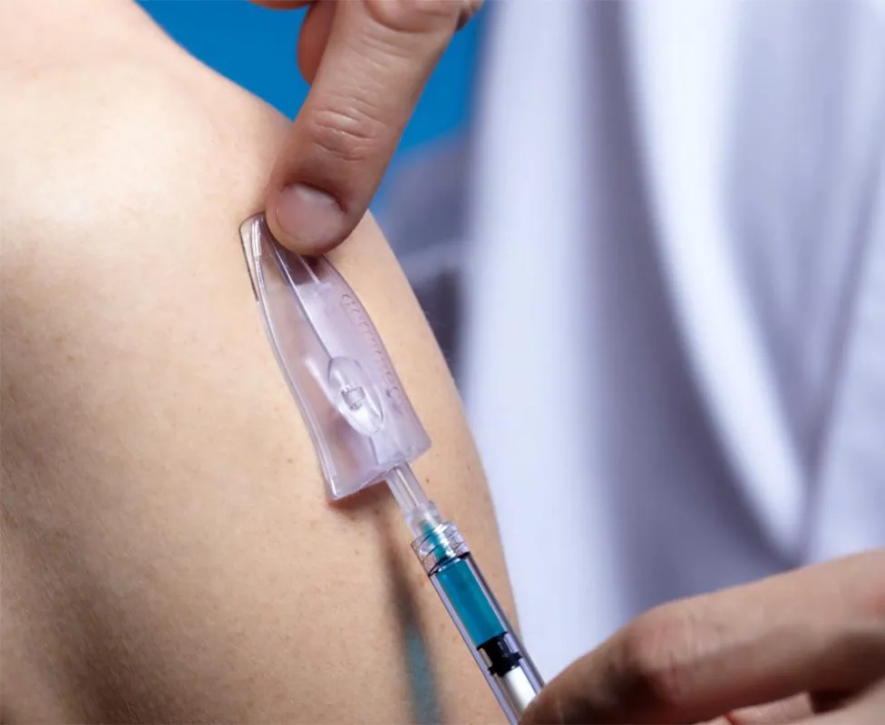 Arzthelfer in klein: dermaject® führt die Injektionsnadel sicher in die oberen Hautschichten.