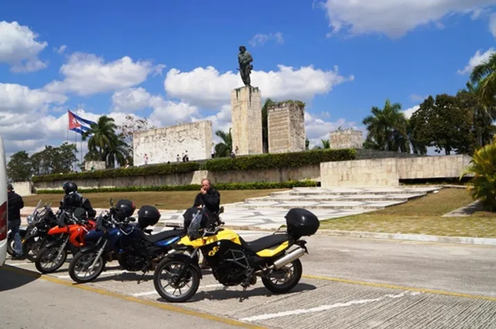 Bild: Auf einer BMW-Enduro Kuba entdecken