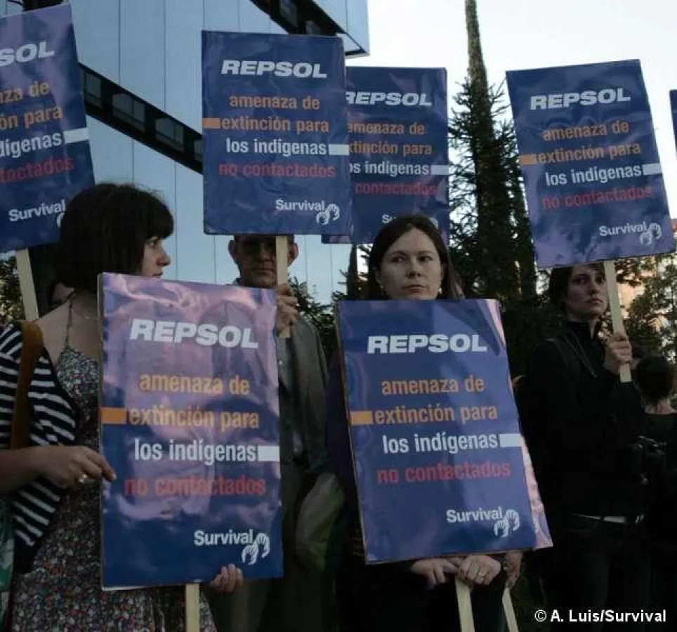 Demonstranten versammelten sich heute vor dem Sitz des Ölgiganten Repsol-YPF. © A. Luis/Survival