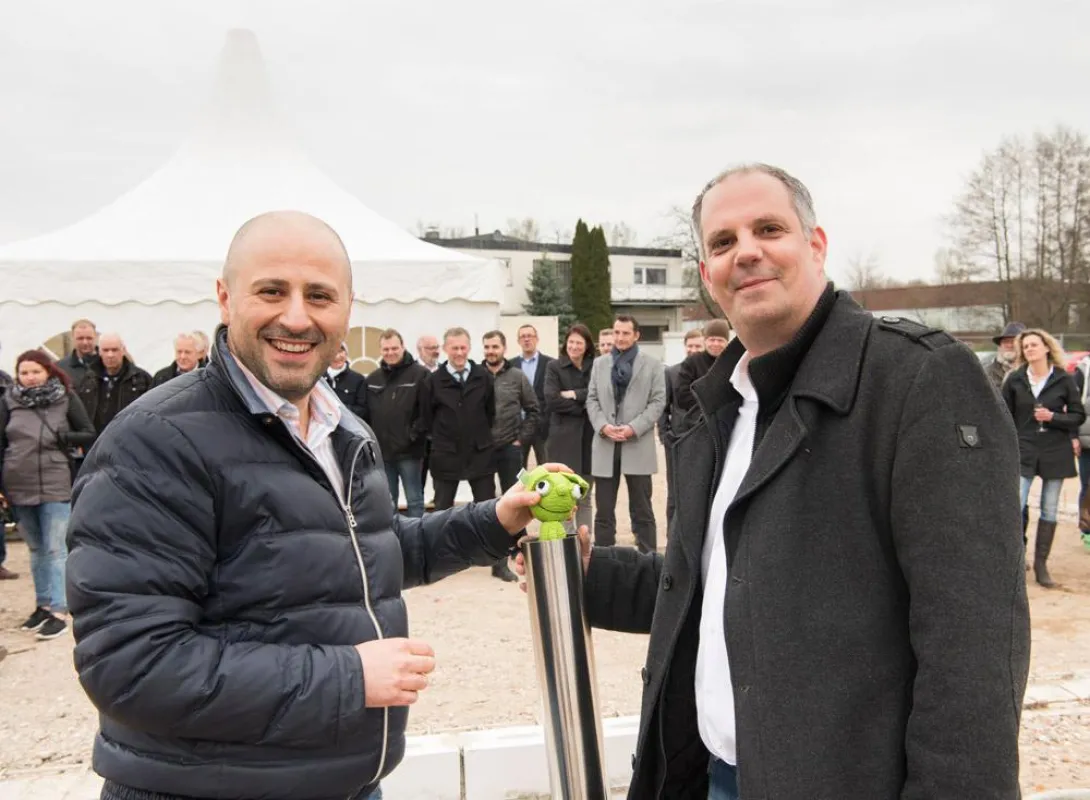 Die primeLine-Geschäftsführer Petros Jossifidis (links) und Stefan Bangel mit Zeitkapsel und Egino