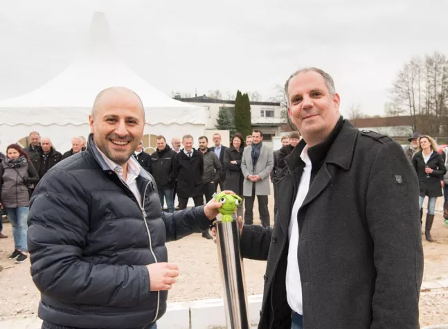 Bild: Grundsteinlegung bei der primeLine Unternehmensgruppe