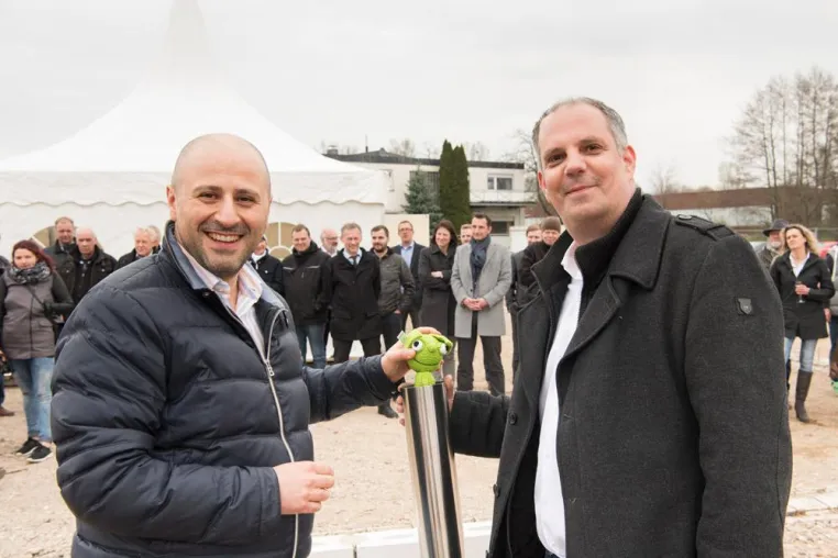 Bild: Grundsteinlegung bei der primeLine Unternehmensgruppe