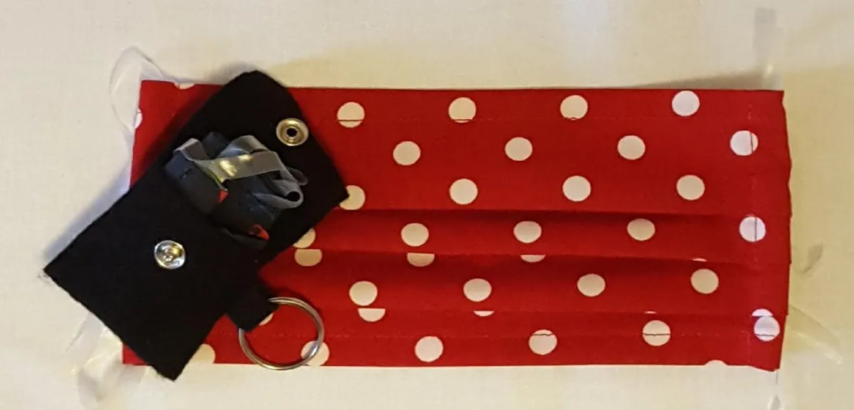 Ersatz-Behelfsmaske mit Tasche als Schlüsselanhänger