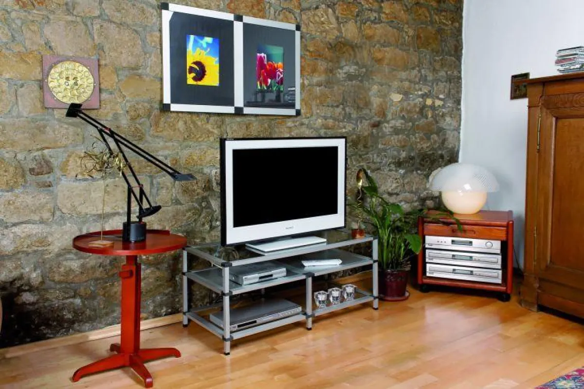 Mit dem neuen Alvipro-System von GAH-Alberts kann man ein Multimedia-Sideboard mittels einfacher Klemmtechnik selber bauen.