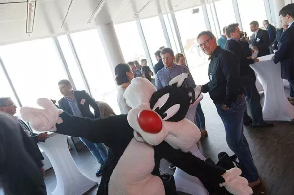 Bild: Warner Bros. lud zum Heldenhaften Katerfrühstück