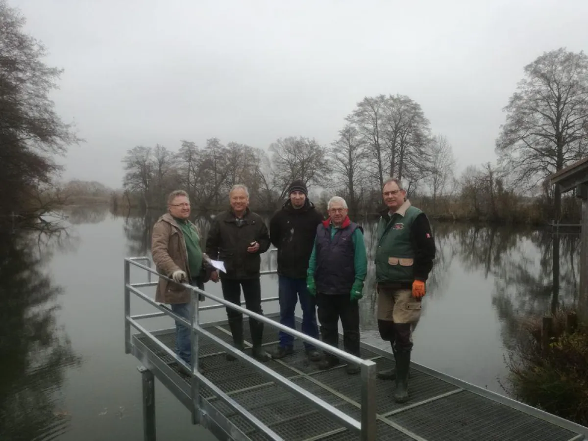 Sepp Maurer, 2. Vorstand (l.), H. Daschner, 1. Kassier (2. v. l.) und R. Maier, 1. Vorstand (re.)