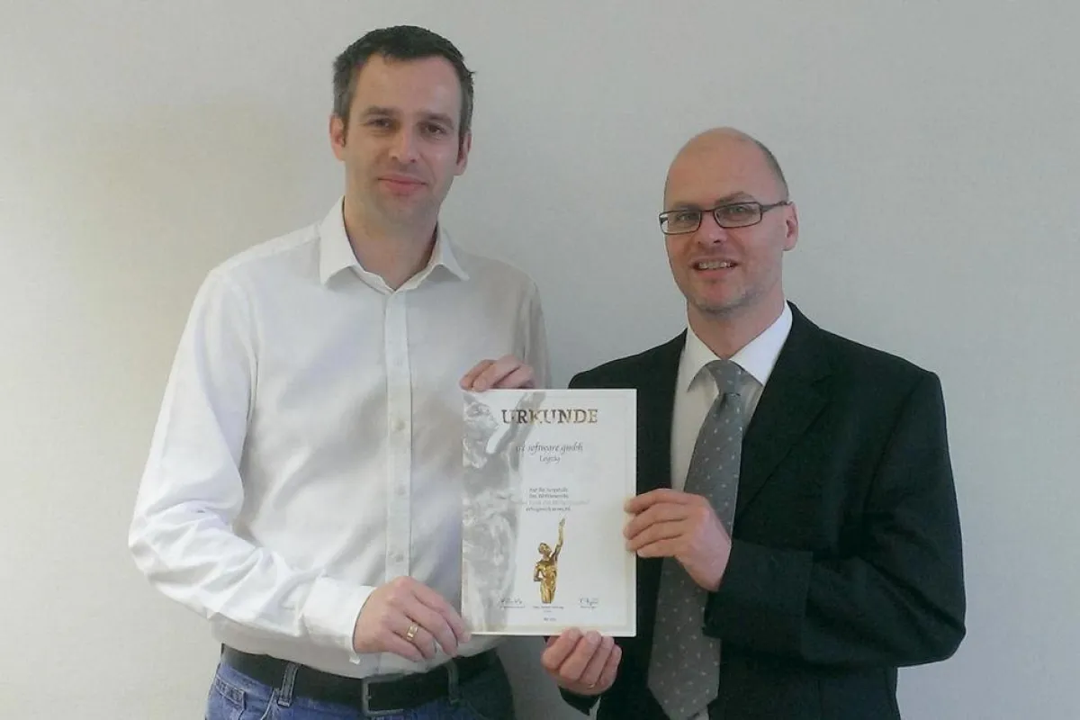 Sven Bergmann und Jens Heinrich präsentieren stolz die Urkunde