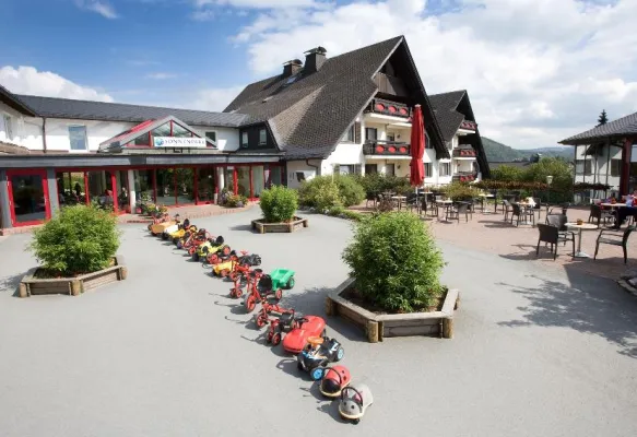 Bild: Familotel Sonnenpark erhält neuen Trivago Award 2017 und Holidaycheck Award 2017