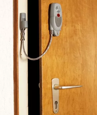 Bild: Produktions- und Verkaufsstart für neues Sicherungs- und Sicherheits-System "DoorGuard Schutzschild"