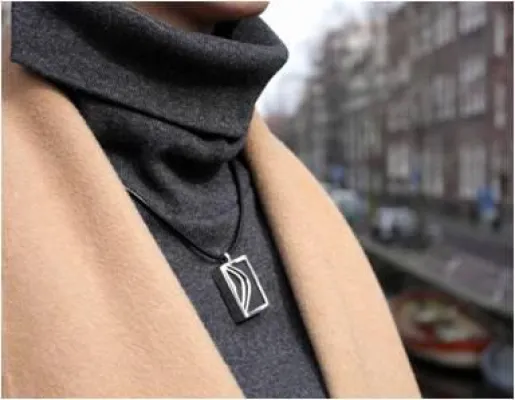 Bild: Sicherheit im Alter: Deutsch-Niederländische Kooperation - ein Alarmknopf, getarnt als Schmuckstück