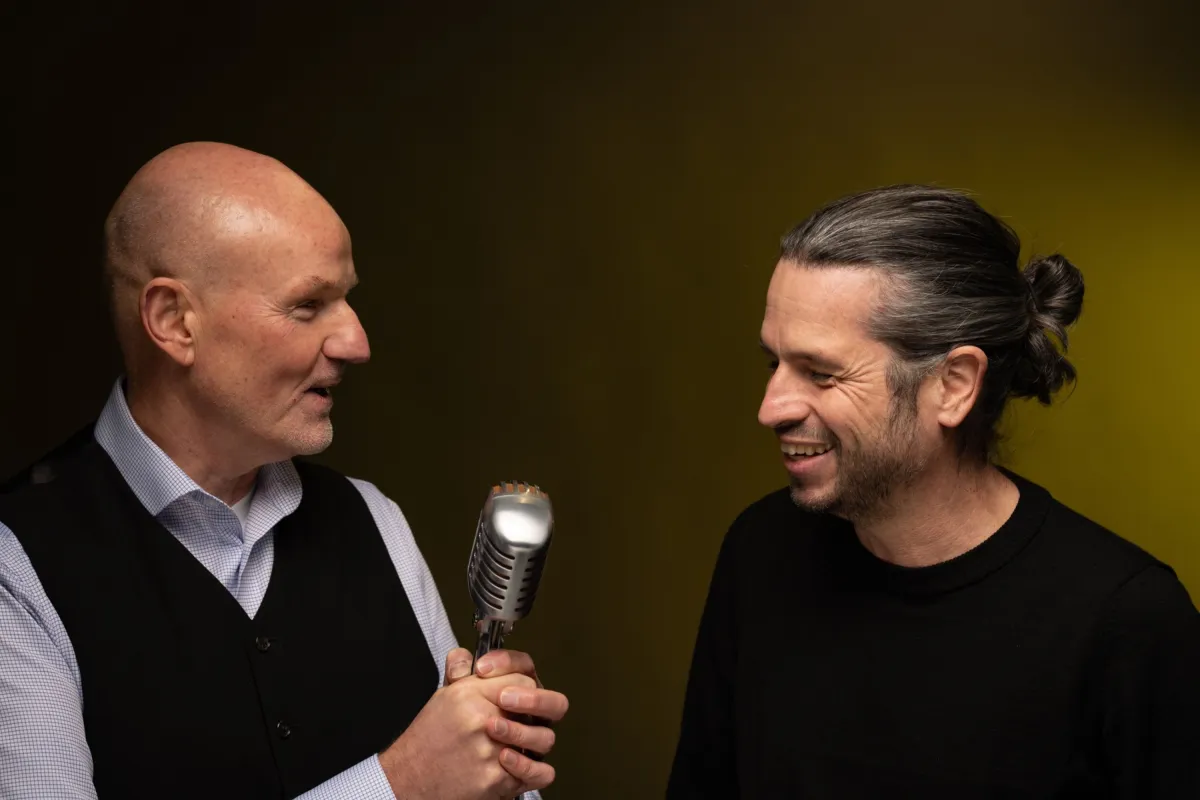 Podcast Hosts Andreas Ryll und Stephan Falk freuen sich auf den Live-Abend im Hinterhofsalon (© Thomas Felgenträger )
