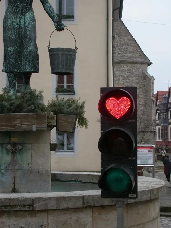 Endlich eine rote Ampel, die ein Lächeln ins Gesicht zaubert.