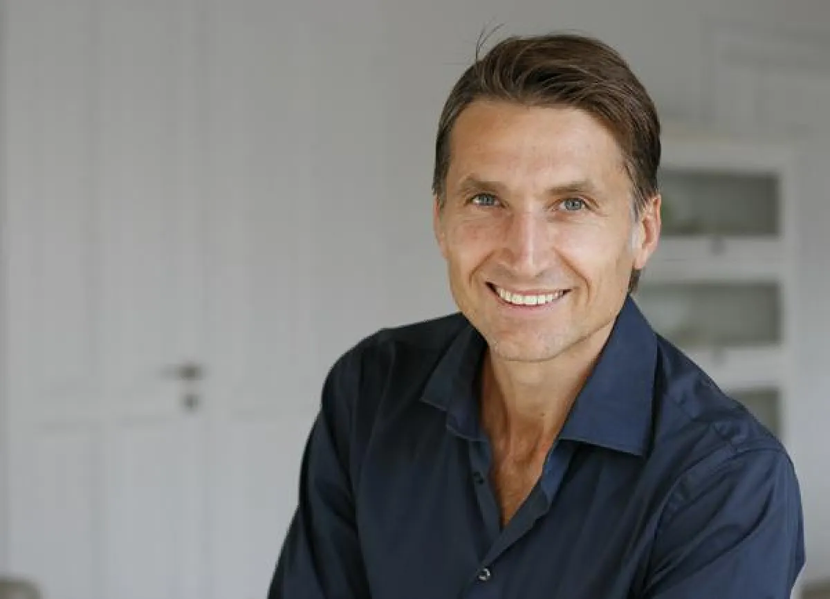 Dr. Edouard Manassa: Seit Oktober 2013 praktiziert der bekannte ästhetisch-plastische Chirurg in der