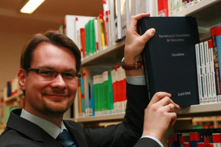 Bild: Absolvent der Hochschule Harz erlangt Doktorwürde