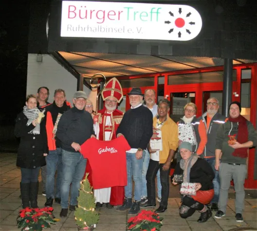 Bild: Weihnachten für Bedürftige mit Programm und Präsenten: Gabentisch im Bürgertreff Ruhrhalbinsel in Essen