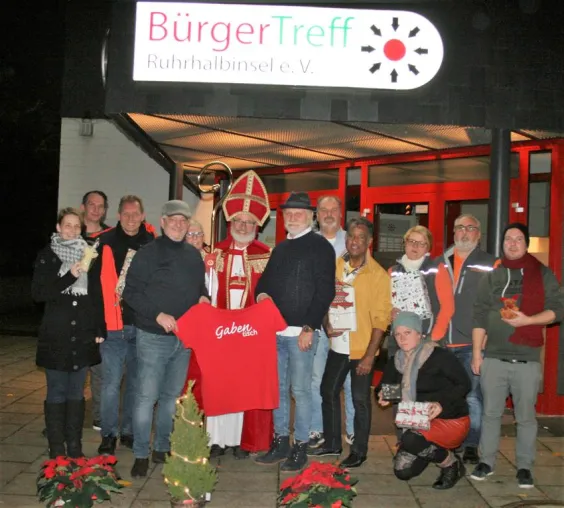 Bild: Weihnachten für Bedürftige mit Programm und Präsenten: Gabentisch im Bürgertreff Ruhrhalbinsel in Essen