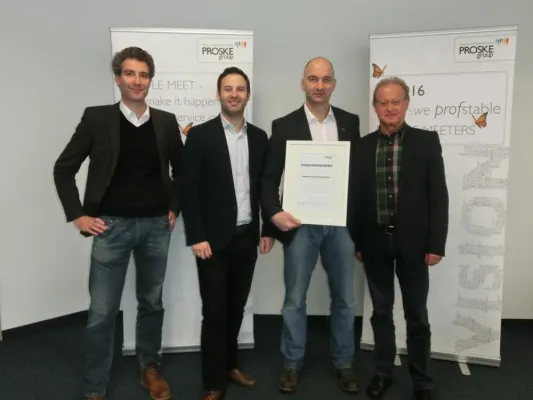 Ehrung zum zehnjährigen Dienstjubiläum von Gernot Wechselberger, Account Director bei PROSKE | group Bild: Ehrung zum zehnjährigen Dienstjubiläum von Gernot Wechselberger, Account Director bei PROSKE | group