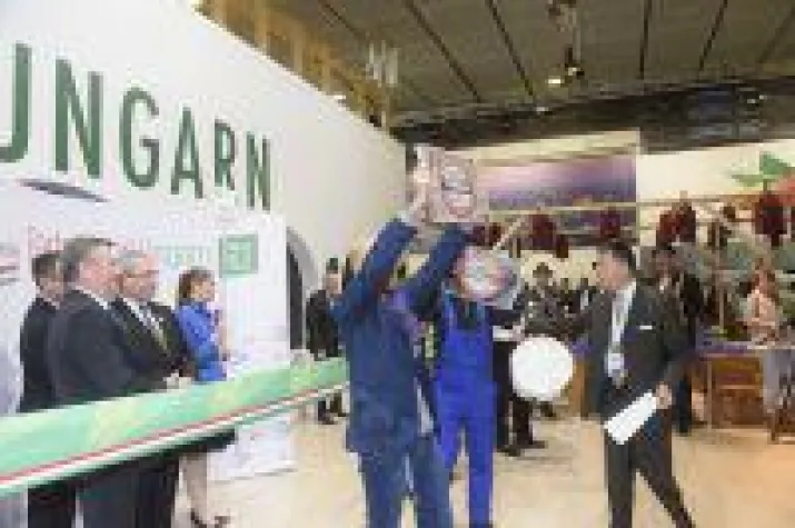 Bild: Tierschützer stören Presserundgang der Grünen Woche  - Kritik am Tierschutzsiegel von Minister Schmidt