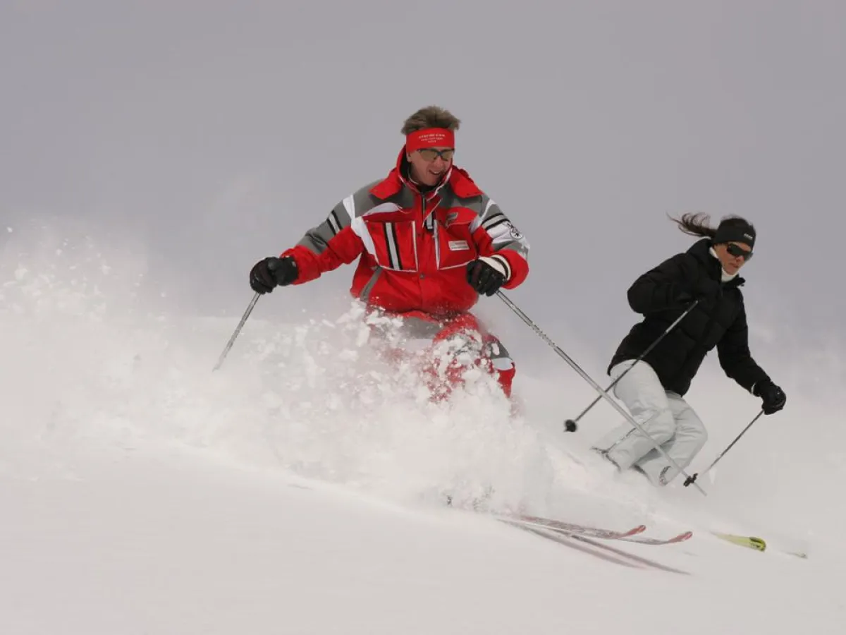 Freeride ist ein riskantes Vergnügen. Gäste der Europa-Sportregion lernen, worauf es bei einem Trip in den Tiefschnee ankommt.