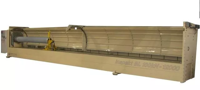 Bild: Neue Maschine prüft bis zu 12 Meter lange Hochspannungsisolatoren