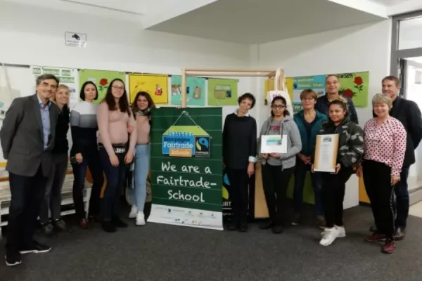 „Wir sind eine Fairtrade-Schule!“ Bild: „Wir sind eine Fairtrade-Schule!“