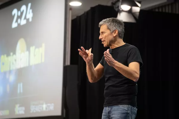 Bitcoin-Experte Christian Karl gewinnt Award beim 4. Internationalen Speaker Slam in Wiesbaden Bild: Bitcoin-Experte Christian Karl gewinnt Award beim 4. Internationalen Speaker Slam in Wiesbaden