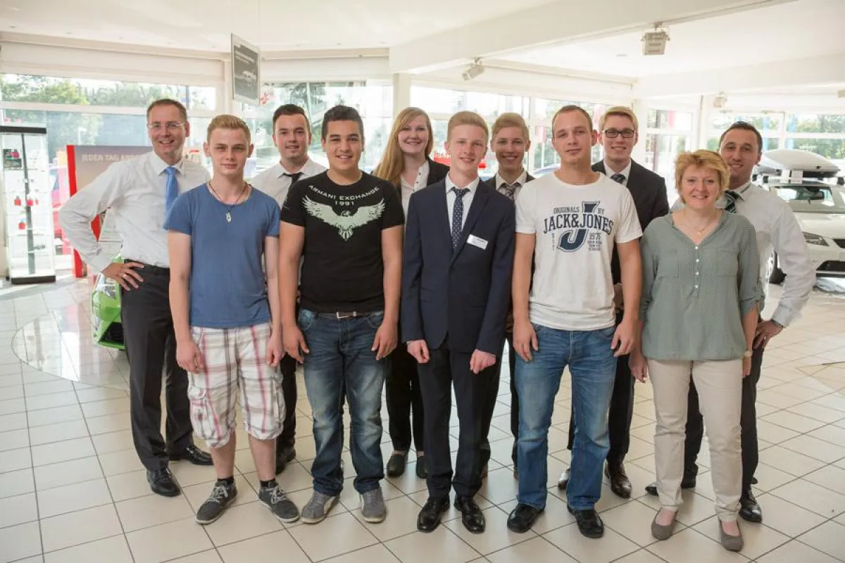 Christian Hackerott, Britta Rausch und Johann Haaf begrüßen die neuen Azubis