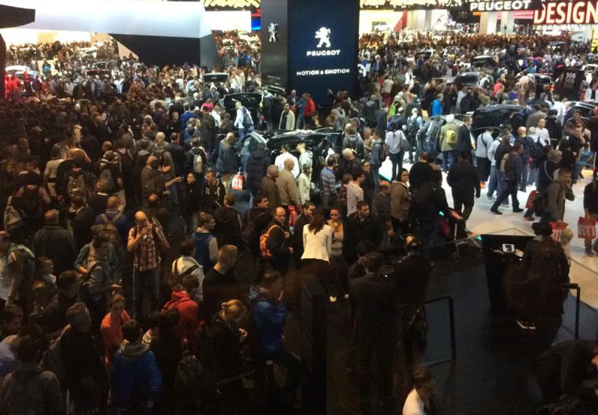 OLYMP: Mitten im Geschehen in Paris (Foto: OLYMP, frei zur Veröffentlichung bei Namensnennung)