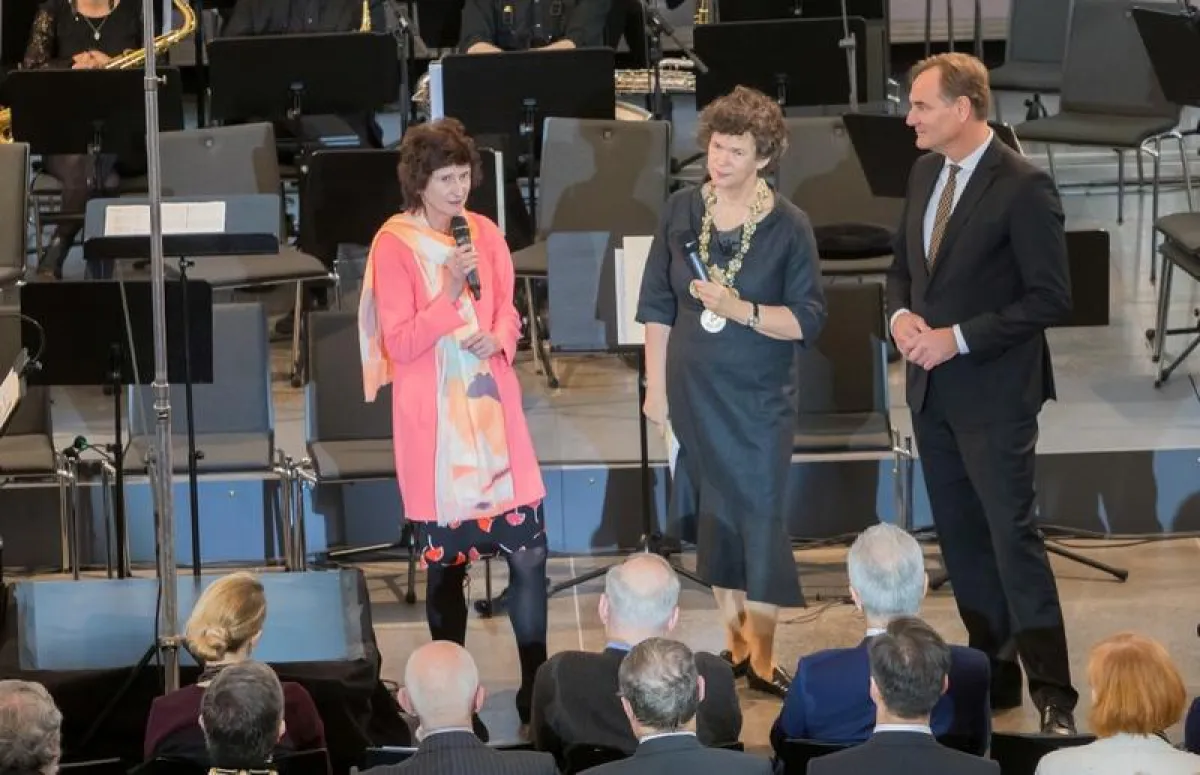 Eröffnung Paulinum - Aula und Universitätskirche St. Pauli: Rektorin Beate Schücking (Mitte) im Gespräch mit Staatsministerin Eva-Maria Stange und Oberbürgermeister Burkhard Jung (Foto: Swen Reichhold