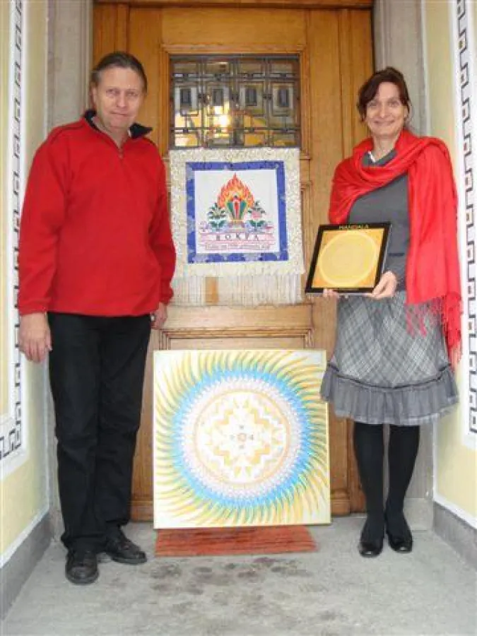 Johannes Frischknecht übergibt ein Mandala an Dagmara Dzik von ROKPA International.