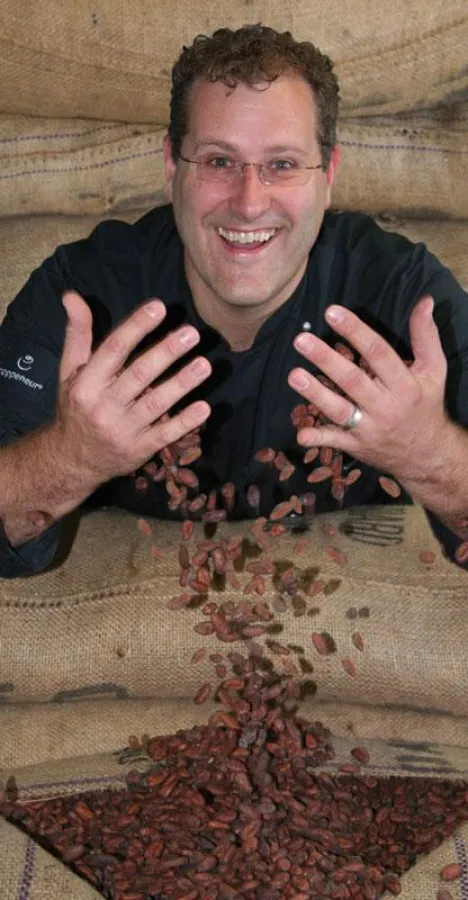 Oliver Coppeneur freut sich doppelt: Auf den spannenden Cru de Cao-Wettbewerb und das 18-jährige Bestehen seines Unternehmens.