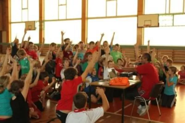 Bild: Musiker 2schneidig engagiert sich mit Drogenpräventionsarbeit an Münchener Schulen