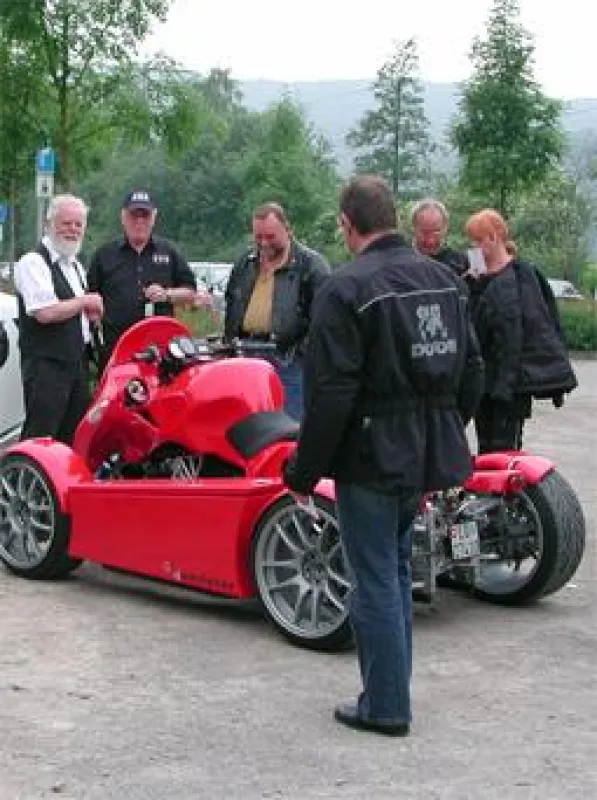Helmut Wüstenhöfer und „Noldi“ Wagner (v.l.) am Motorradtreff Hohensyburg